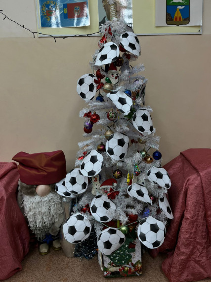 в нашей школе прошёл конкурс поделок &quot;Футбольная новогодняя ёлка&quot;.