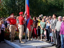 Поднятие государственного флага России.